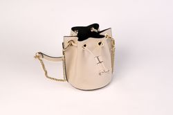 Bolso bombonera de piel beige