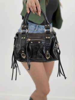 Bolso pequeño de piel negro metalizado