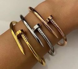 Pulsera Tipo Clavo Plateado Para Mujer