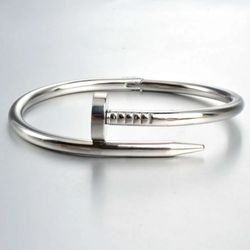 Pulsera Tipo Clavo Plateado Para Mujer