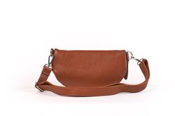 Riñonera de piel para mujer camel cremallera plateada