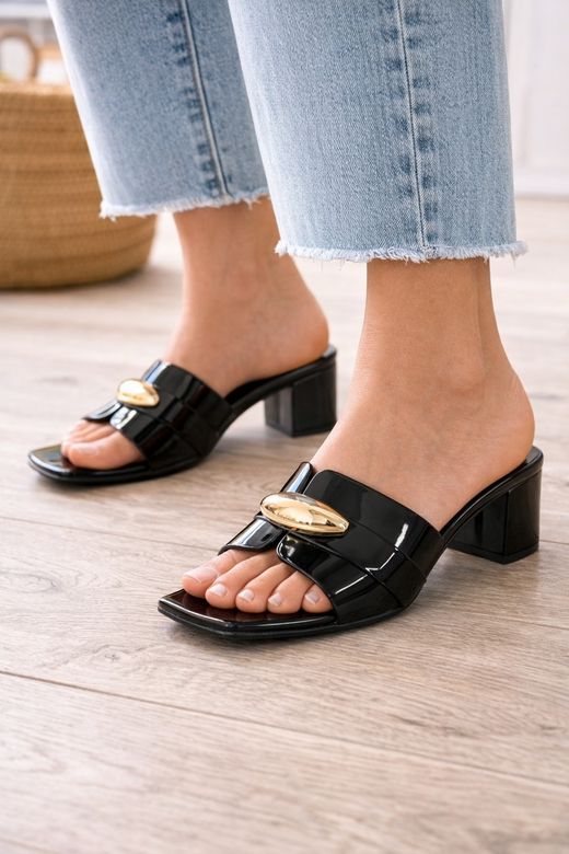 Sandalia Tipo Mule Con Tacón Medio y Detalle Metálico Elegante Negro